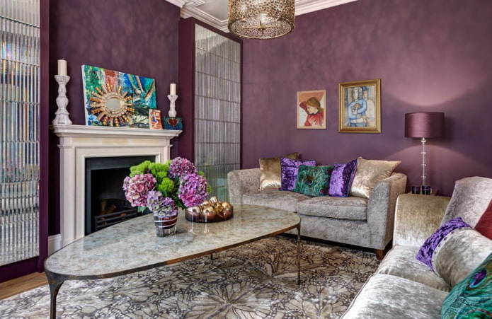 violetas sienas dzīvojamās istabas interjerā