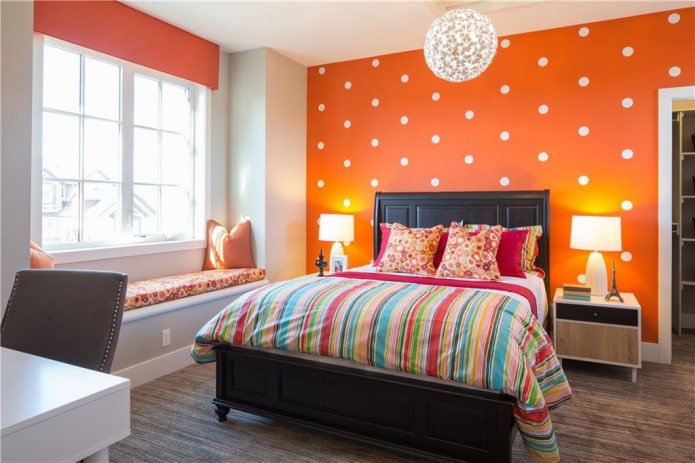 оранжеви стени във вътрешността на спалнята