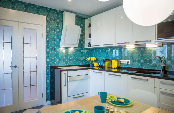 tirkīza krāsas sienas virtuves interjerā