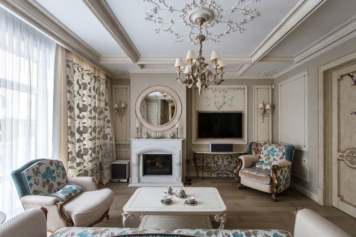 nástenná dekorácia v interiéri v klasickom štýle