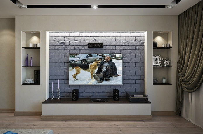 TV i en niche med baggrundsbelysning i interiøret
