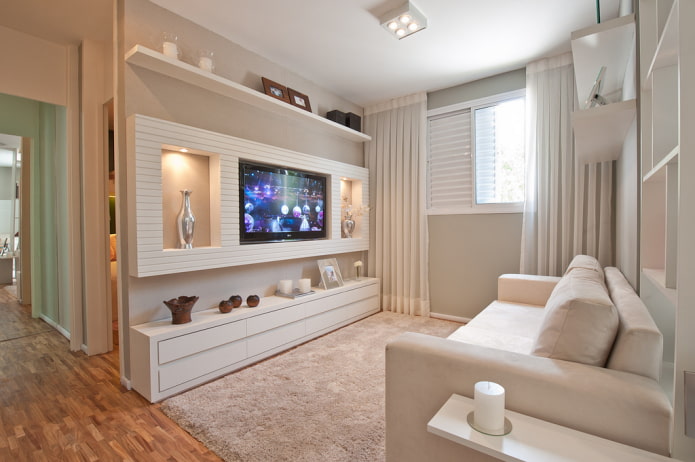 Televize ve výklenku v interiéru obývacího pokoje
