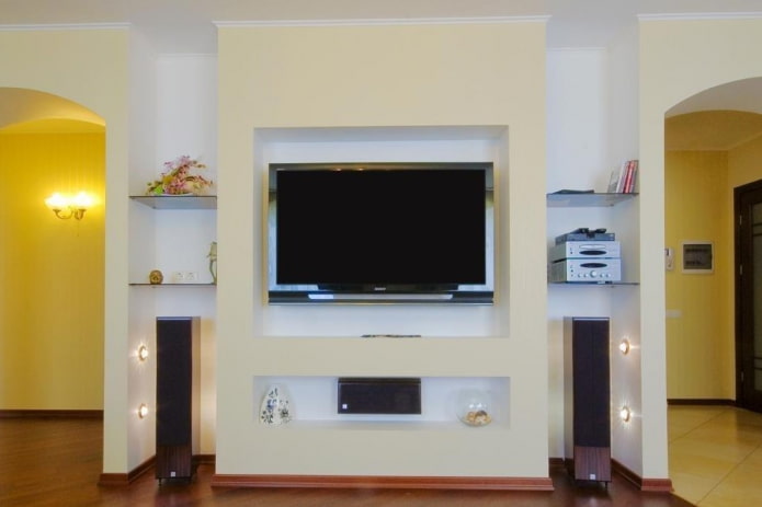 TV met speakers in een nis in het interieur