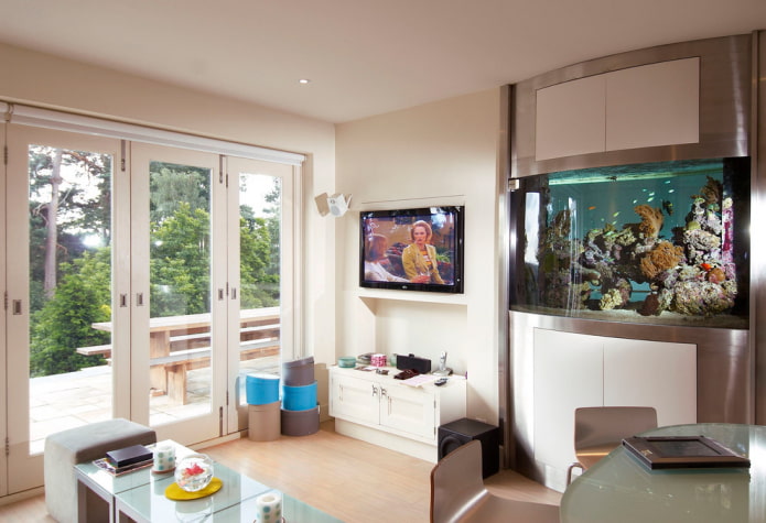 TV in een nis met een aquarium in het interieur
