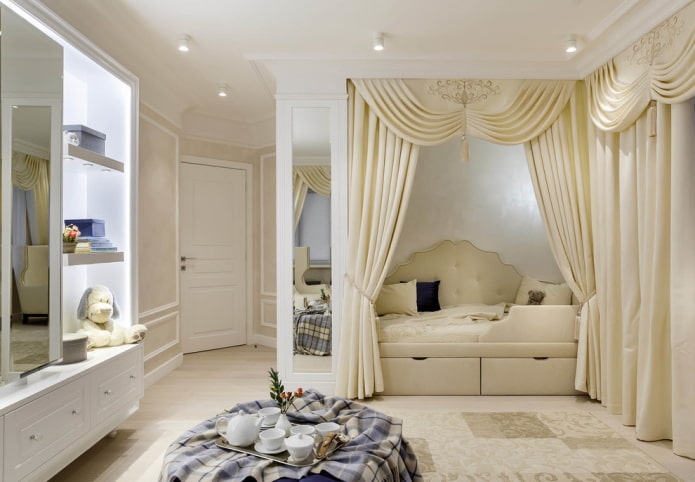 fornícula amb un llit decorat amb cortines a l'interior