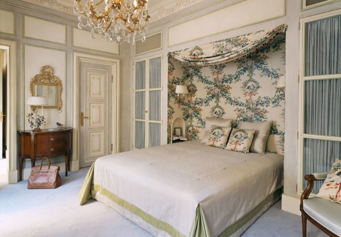 niche med en seng i interiøret i klassisk stil
