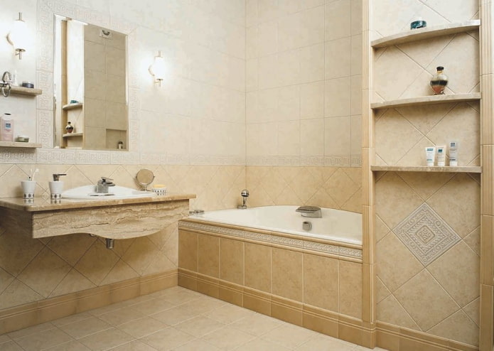 niche med badekar i det indre af badeværelset