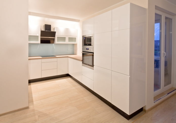 kuchyně ve výklenku v interiéru ve stylu minimalismu