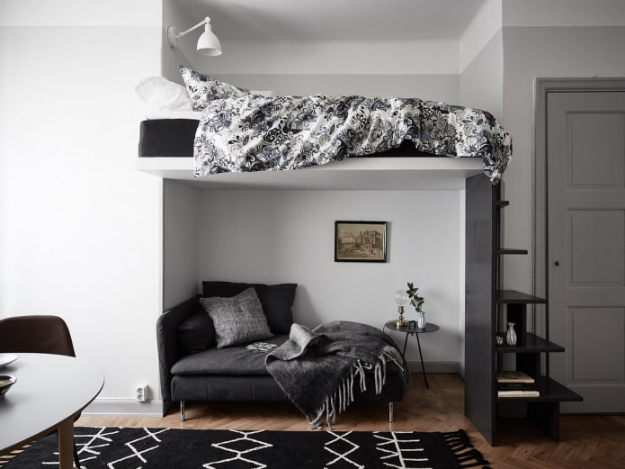 arrangement af møbler i et enkelt værelse med en niche