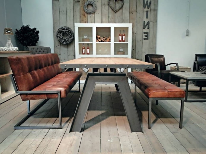 stôl so železnými nohami v interiéri v štýle podkrovia