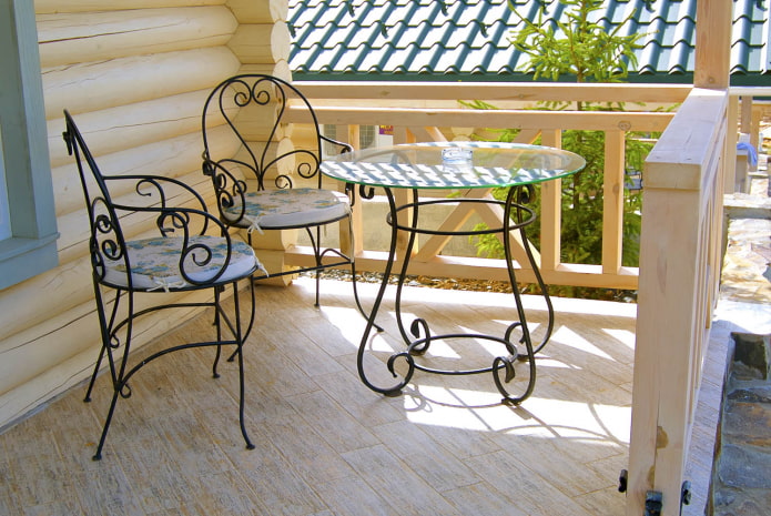 tavolo da esterno in ferro battuto in veranda