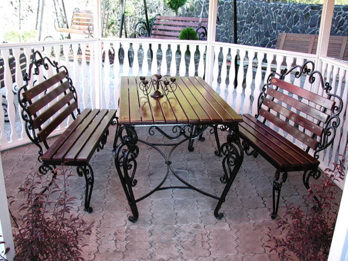 kovaný vonkajší stôl v altánku