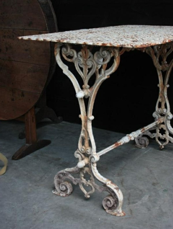 starožitné kované výrobky v interiéri