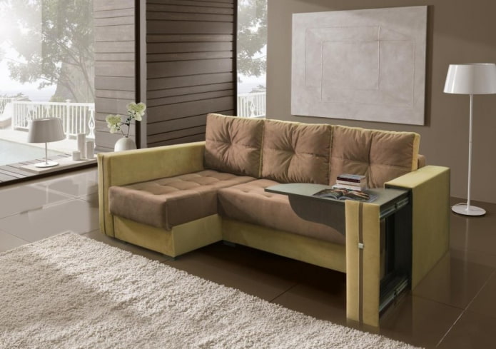 taula extraïble integrada al sofà