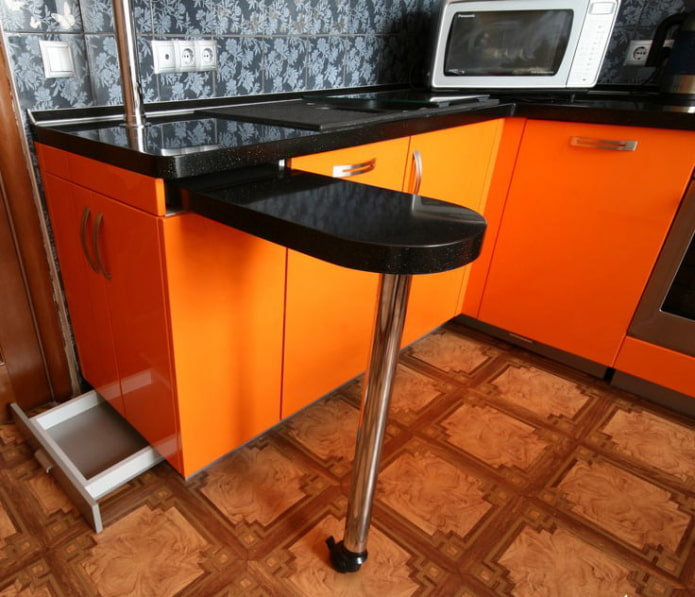výsuvná deska stolu zabudovaná do barového pultu