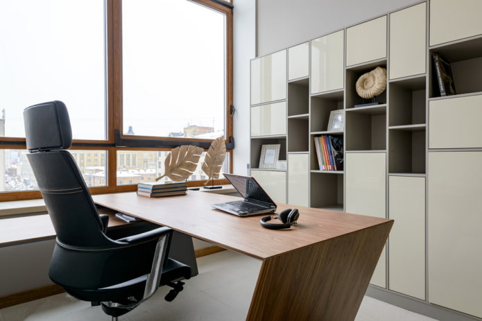 puinen pöytä toimiston sisätiloissa