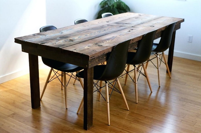 zuhelnatělý dřevěný stůl v interiéru