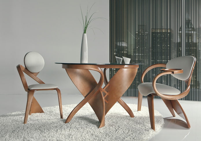 ohýbaný dřevěný stůl v interiéru