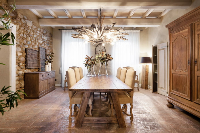 stůl z kartáčovaného dřeva v interiéru