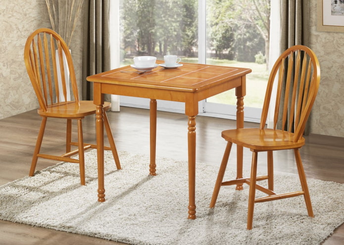 שולחן עשוי עץ עם אריחים בפנים