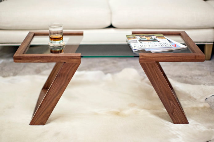 שולחן עשוי עץ עם משטח זכוכית בפנים