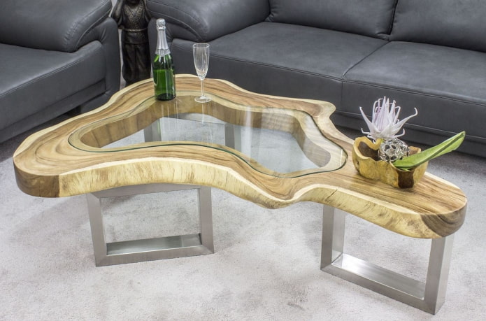 taula de fusta amb insercions de vidre a l'interior