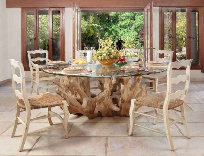 taula d'arrel de fusta a l'interior