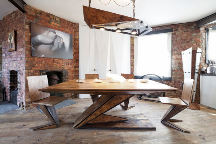tavolo in legno in un interno in stile loft