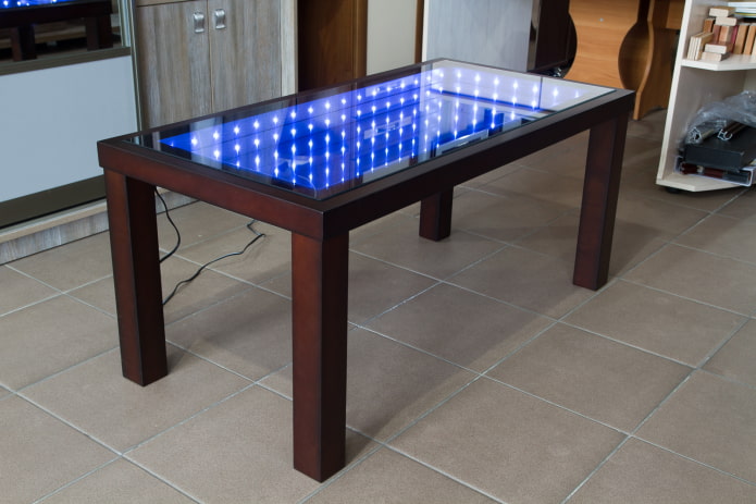 masă din lemn cu iluminare în interior