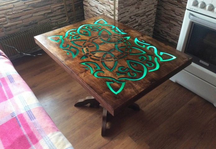 meja yang diperbuat daripada kayu dengan pencahayaan di pedalaman
