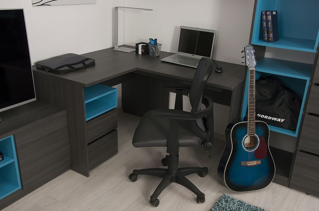scrivania per computer ad angolo nera con accenti blu