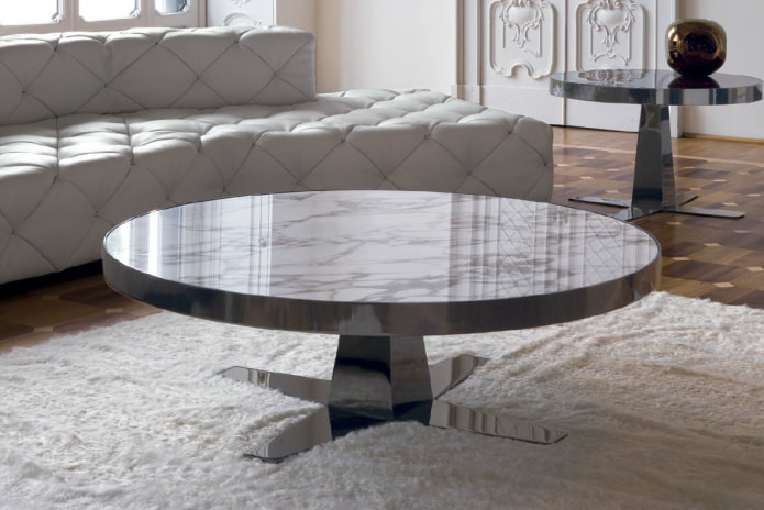 sohvapöytä marmorikannella sisätiloissa