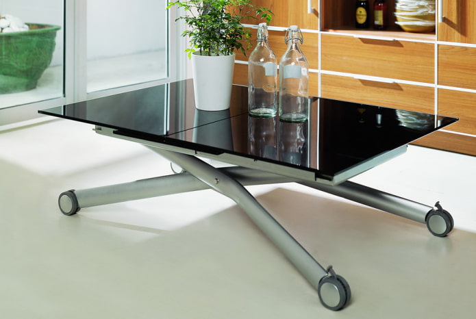 stôl s tónovaným sklom a kovovými nohami