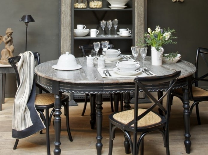 table de style classique avec un plateau gris clair