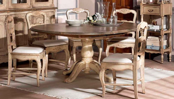 dřevěný stůl