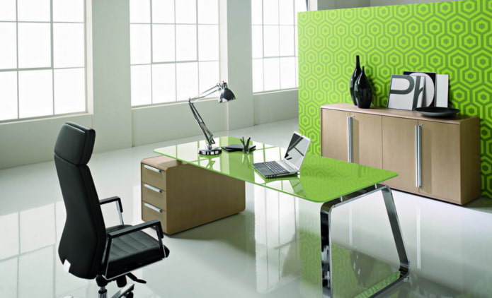 světle zelený psací stůl v interiéru