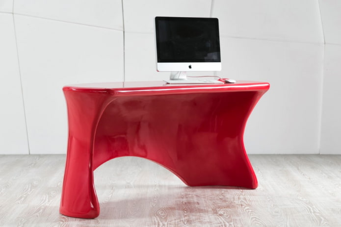 datora sarkans galds interjerā