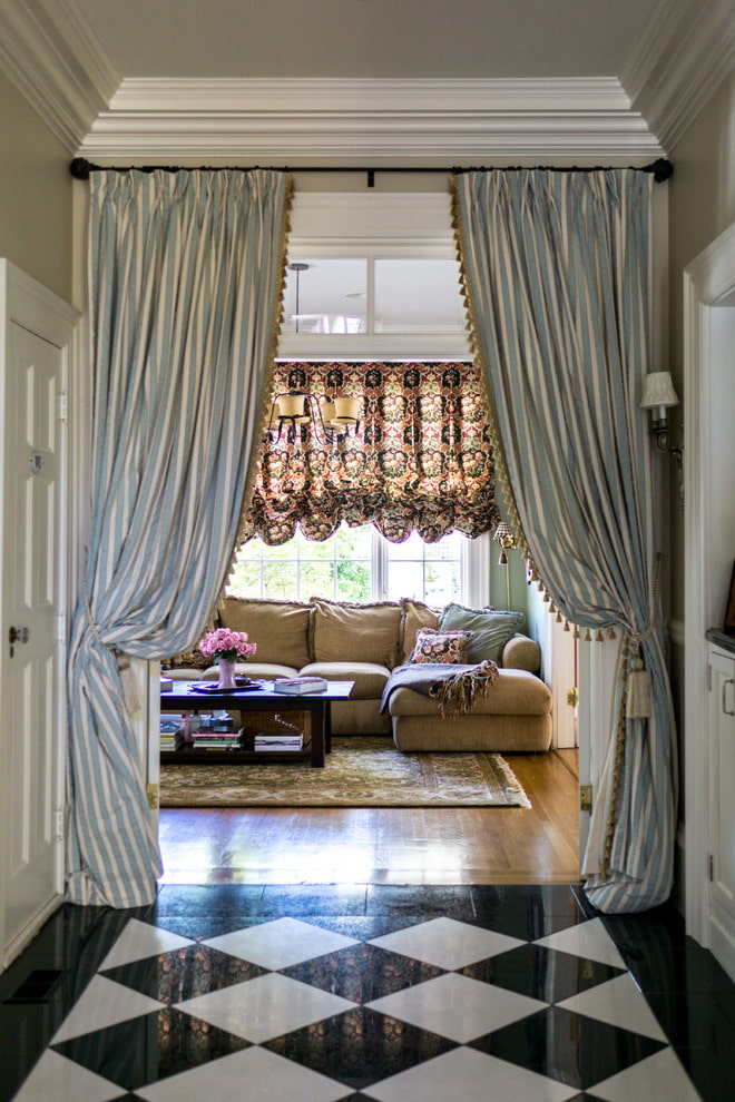 gardiner på døren i det indre af stuen