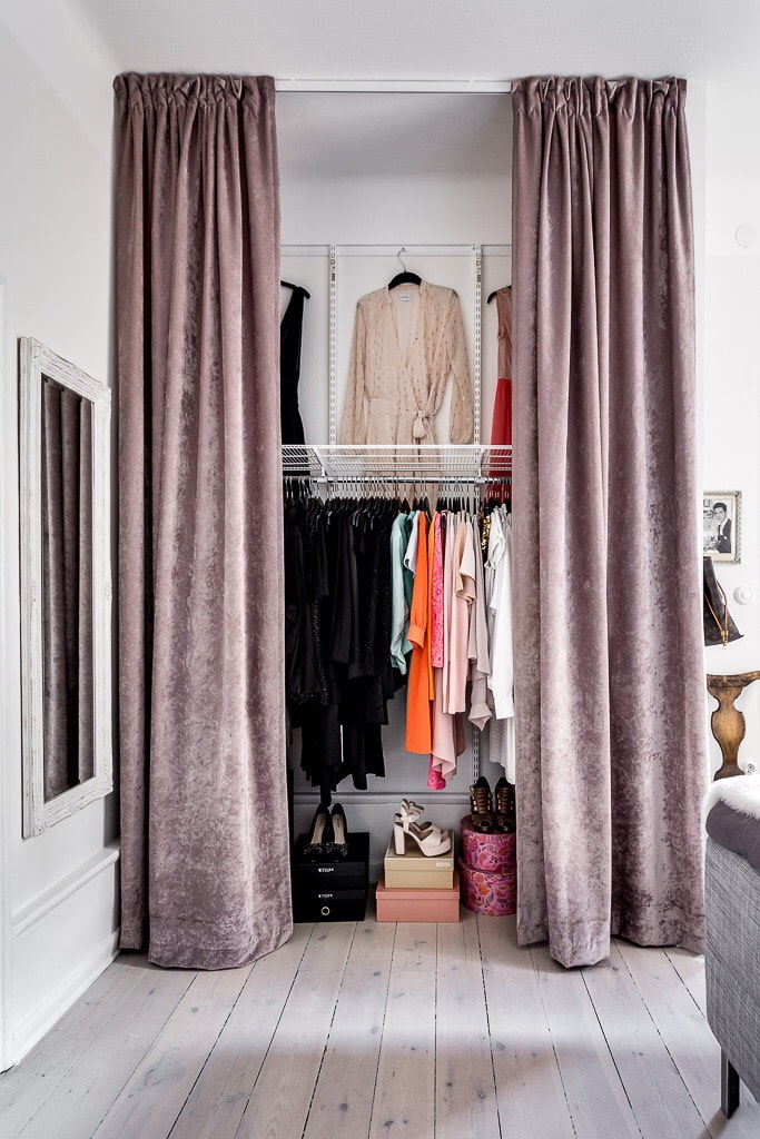 gardiner på døren i det indre af omklædningsrummet