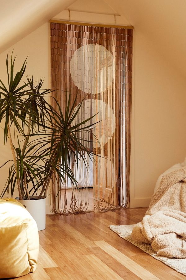 bambusové závesy na dvere v interiéri