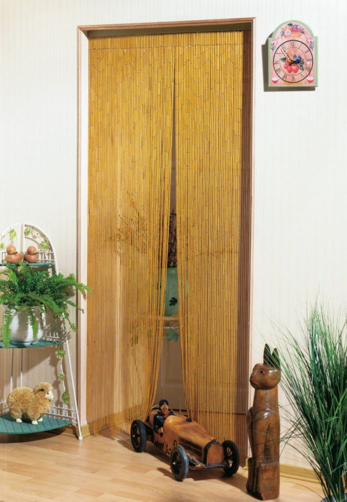 дървени завеси на вратата в интериора