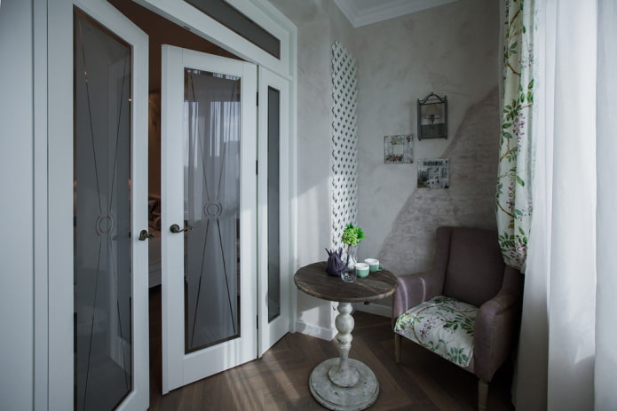 skleněné otočné dveře v interiéru