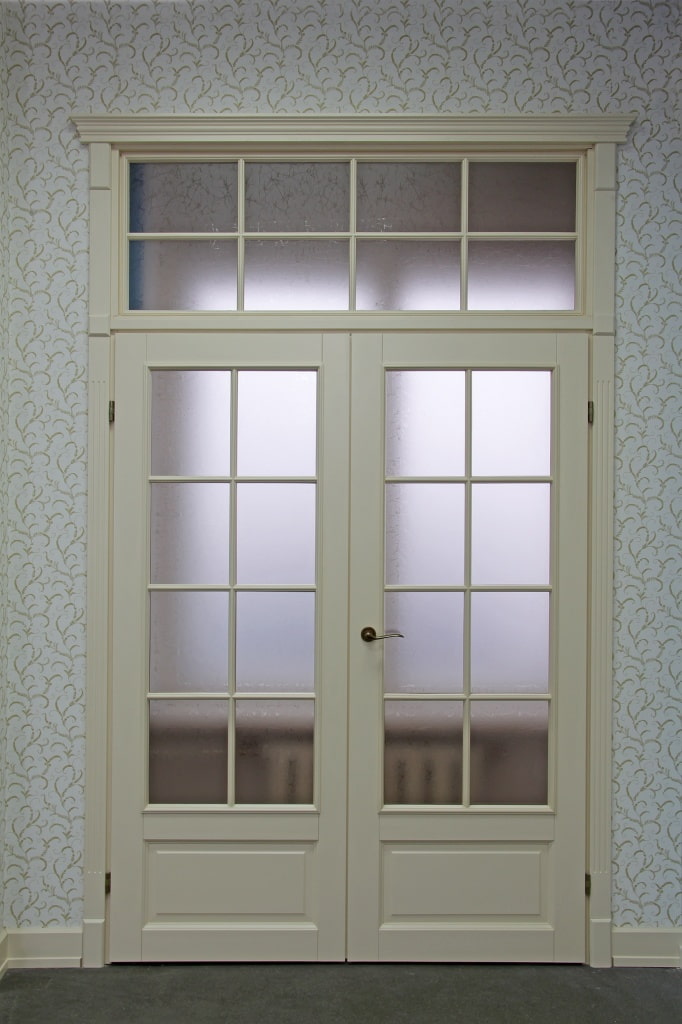dveře se skleněnou mřížkou v interiéru