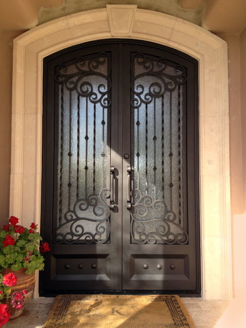 porta d'entrada amb ferro forjat i vidre