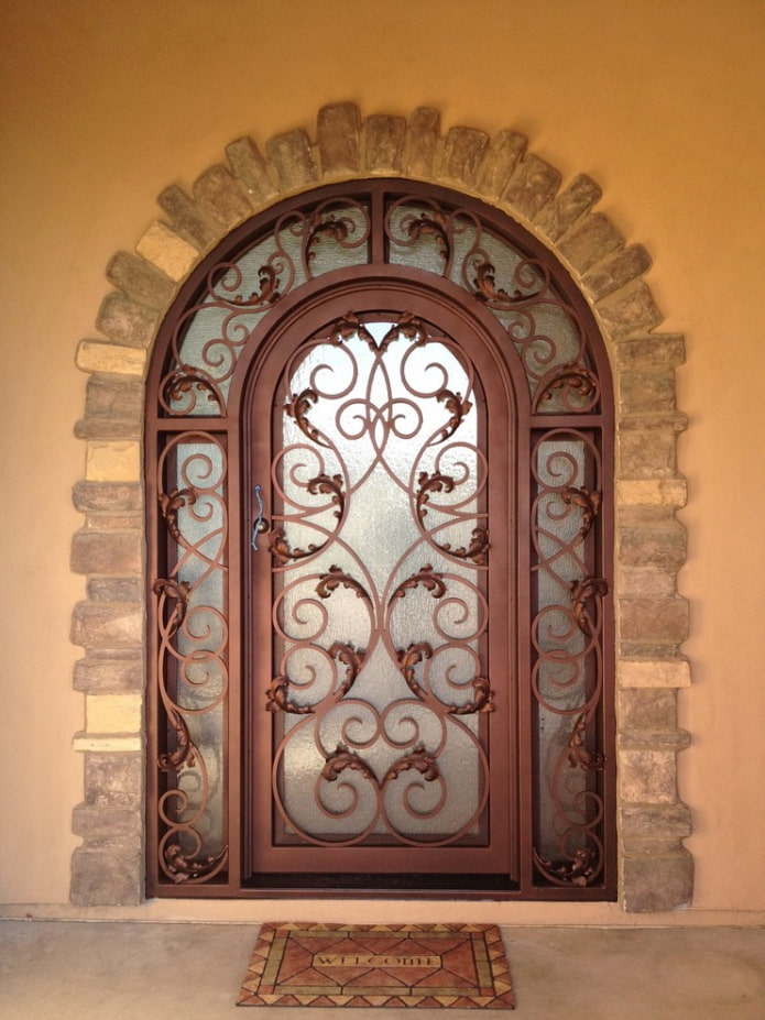 kovové vchodové dvere s kovanými vzormi