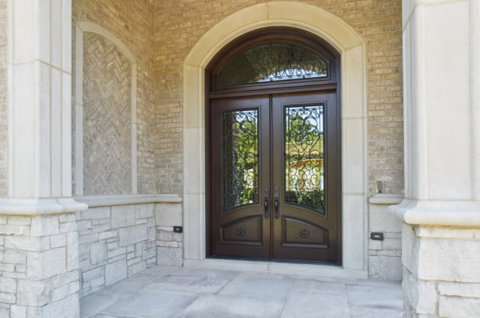 דלת כניסה עם ברזל יצוק וזכוכית