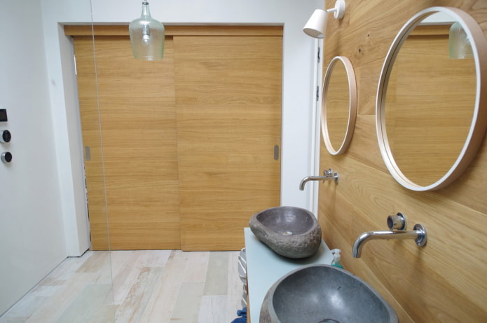 vantaux de porte coulissante dans la salle de bain