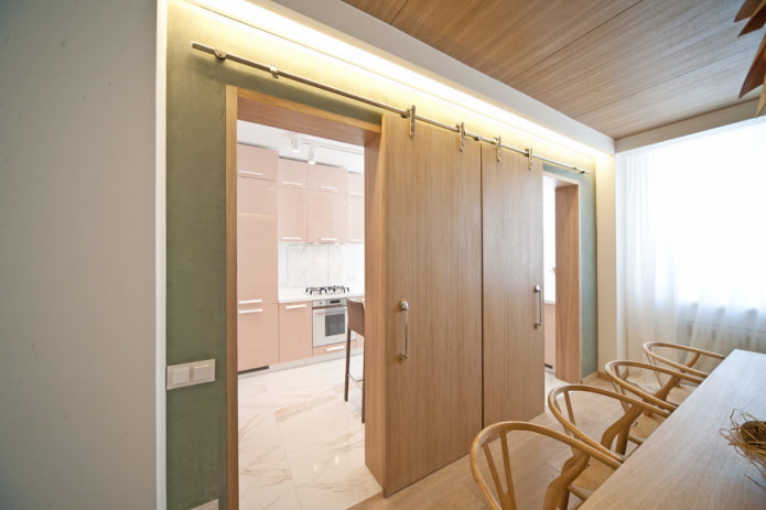 posuvné drevené dvere v interiéri