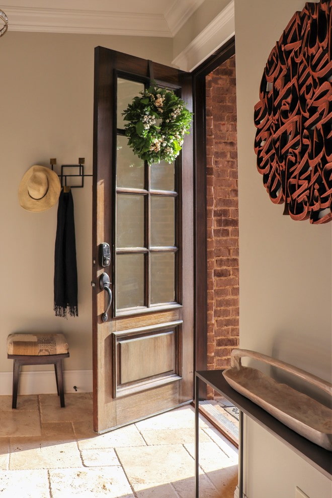 vstupné hnedé dvere v interiéri