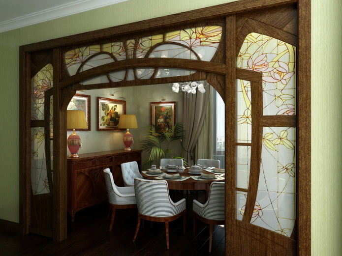 boog met glas-in-loodramen in art nouveau-stijl